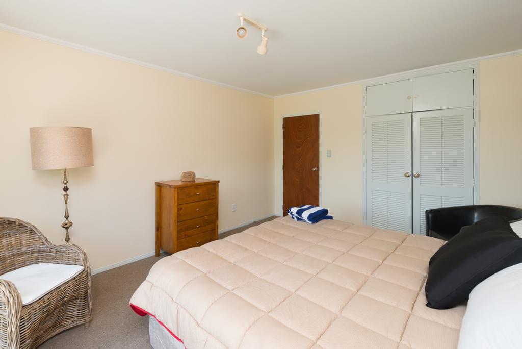 Waitangi Beach House Номер фото