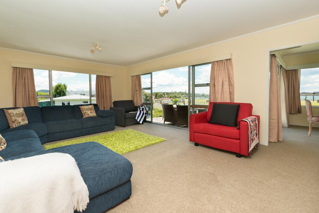 Waitangi Beach House Номер фото